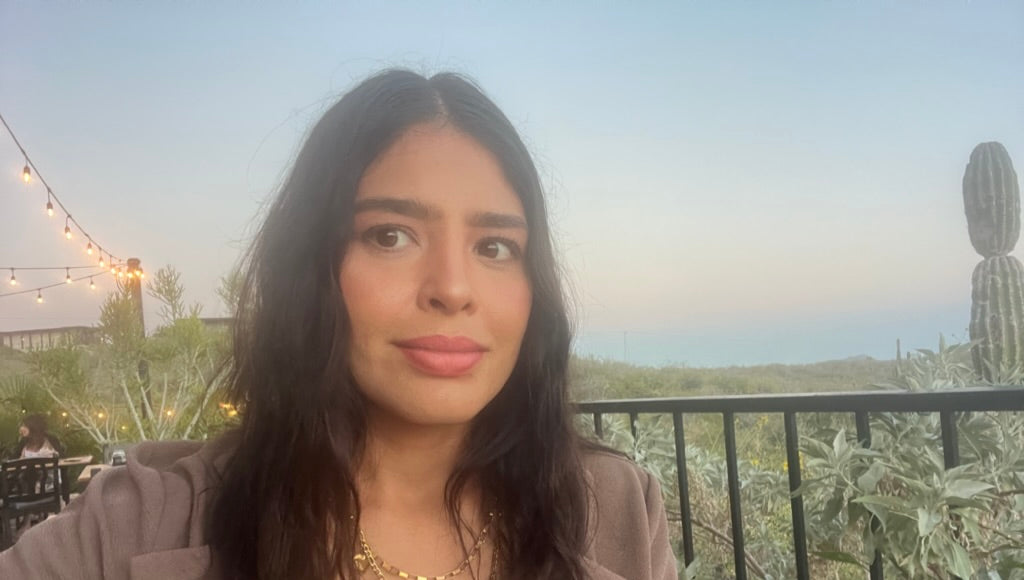 Sheyla Marker, artista de SheMark, al atardecer en Los Cabos