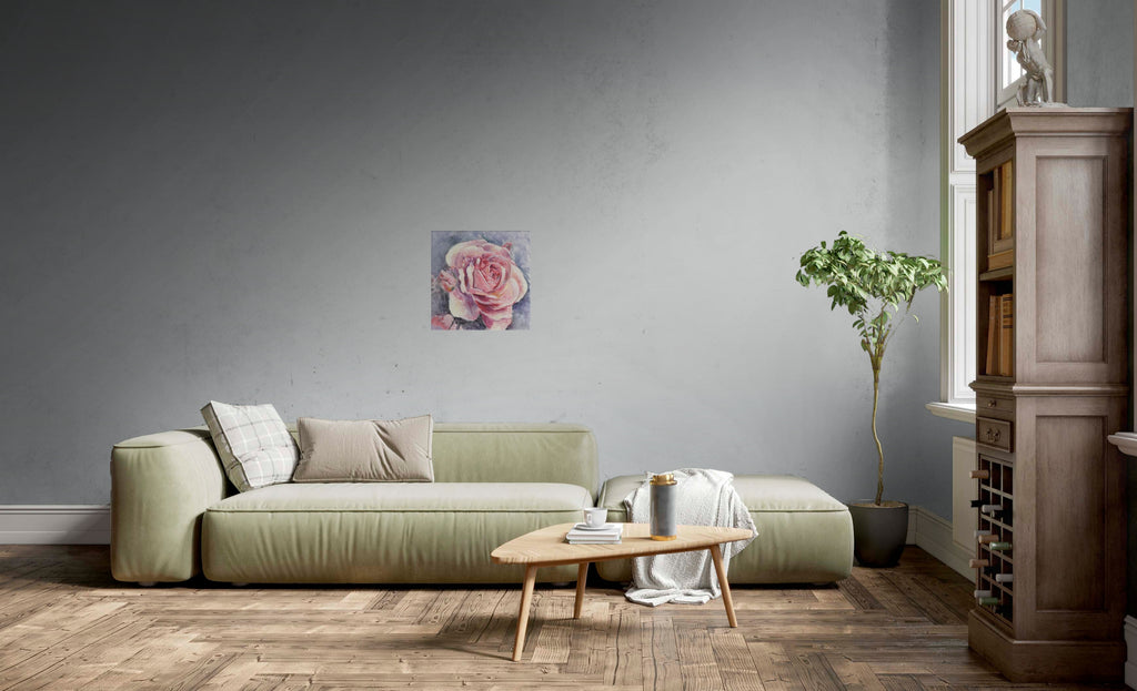 Rosa reimpresión 50×50 cm en una sala, a escala real