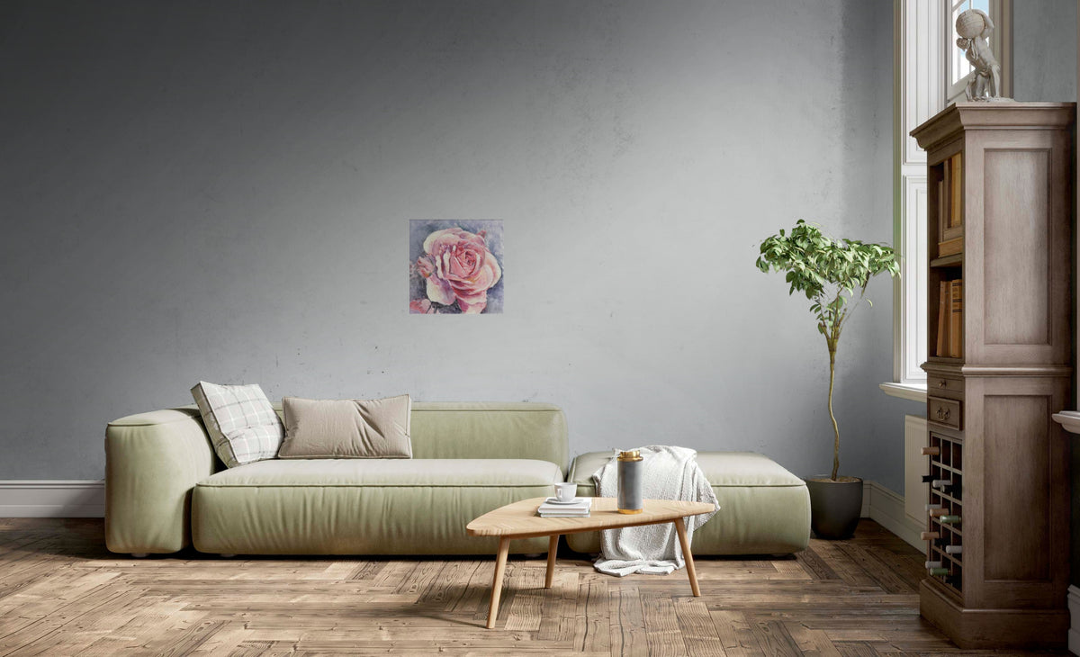 Rosa reimpresión 50×50 cm en una sala, a escala real